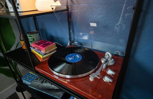 The Yellow Door Denver - Mid Century Design & Comfort - Foto 33