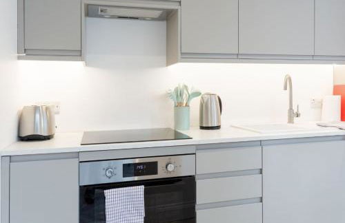 Bright & Airy 2BD - 10 mins walk to Chelt Centre! - Photo 16