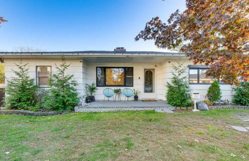 8 Mi to Jones Beach State Park! Cozy Home with Porch - Foto 3