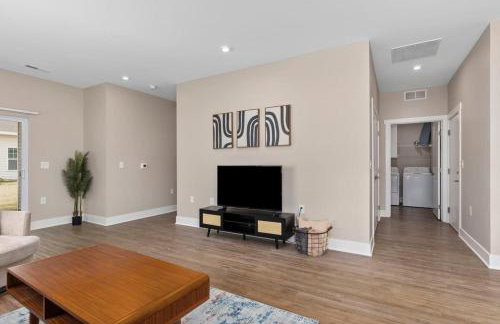 Modern 2BR 2BA New Build Condo with Garage & Patio - Foto 16