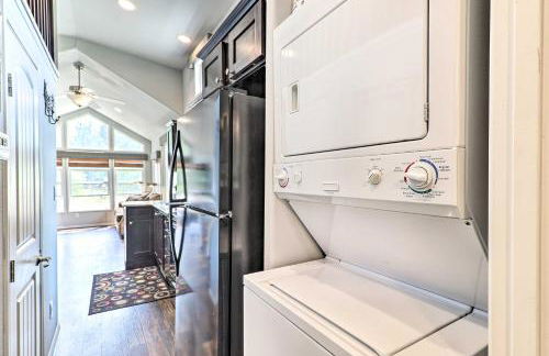 Eureka Tiny Home with Hot Tub and Community Beach! - Foto 14