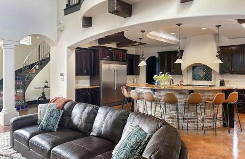 Stunning Spanish-Style Retreat with Pool Sleeps 28 - Foto 30