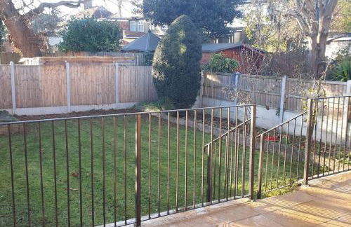 Luxury London House Sleeps x 16, Free Parking, Free Wifi, Garden Patio, Close to tube line easy access to Central London - Foto 31