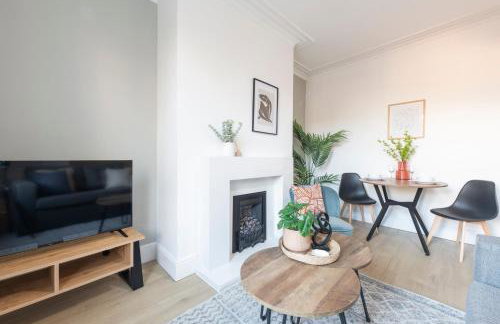 Spacious 2 Bedrooms House Near Leeds Centre, Free Parking, Ideal for Contractors & Long Stays - NordStay - Photo 17