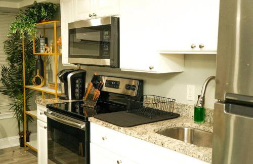 Modern 1BR Unit with Free Parking Walk to Metro - Foto 17