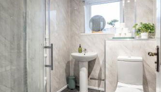 Emerald Chic 2-Bed Suite near St George's Market - Foto 3, towels, Shower