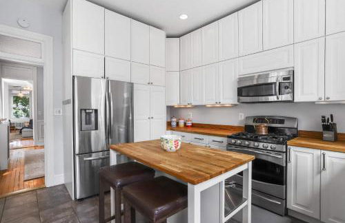 Sojourn Lovely Hill Family Home with Backyard near DC Icons - Foto 16