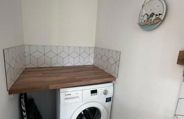 Sunny 2-Bedroom Coastal Stay with Free Parking - Foto 11