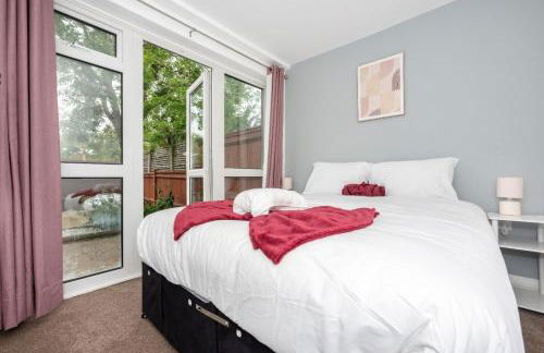 Beautiful Orpington Home w Pool Table and Driveway - Photo 56