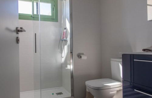 Precioso apartamento frente a la playa con piscina - Foto 40