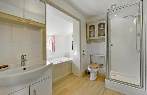 Idyllic Cottage in South Oxfordshire - Photo 9