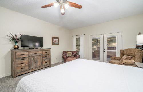 Luxury Rock Creek Cabin w Deck by Lake Hamilton - Foto 23