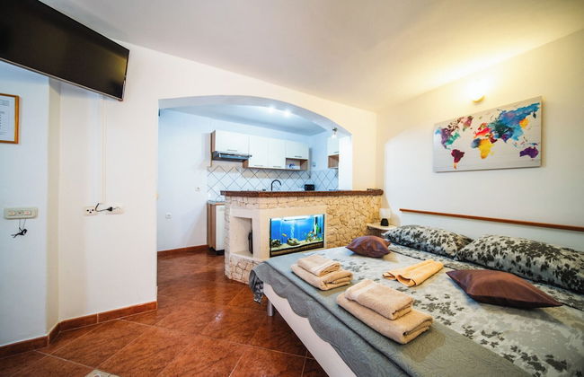 M & J Central Suites - Photo 22