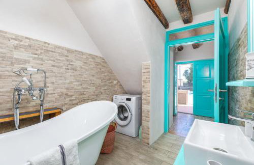 Lovely House Kristina with a pool - Photo 31