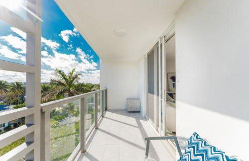 Luxury - 2BR 2BA - Balcony - Right Across From the Beach - Foto 10