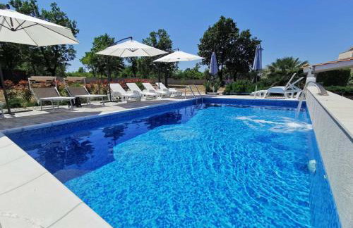Apartments Lea with pool - Photo 2