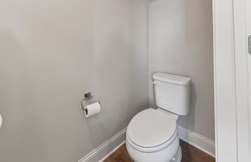 Luxe King Bed, Balcony, Garage in Downtown Raleigh - Foto 5