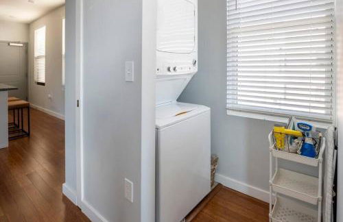 OTR, QUEEN Bed, 50in TV, Workspace, Near Lightrail - Foto 7