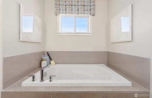 Serene Port Orchard Retreat - 3BR 3BA with Trails and Amazing Views - Foto 26