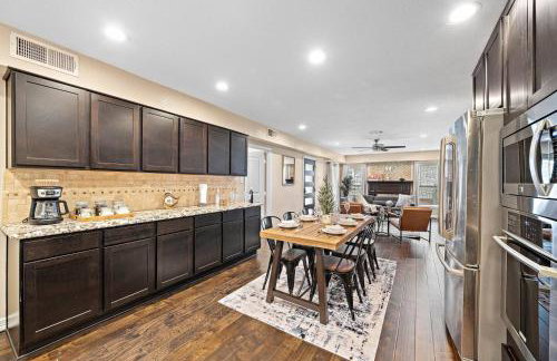 Nr DT, Med Center, Midtown Sleeps 16 Game Room - Photo 10