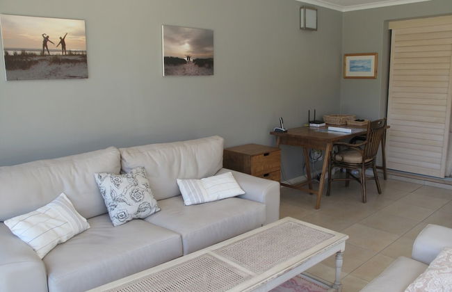 Stunning Cape Peninsula Holiday Villa With Pool - Photo 9