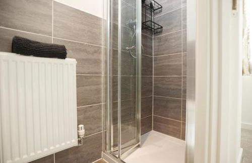 Gregor Place Modern four Bedroom House in Calne with Private Parking, perfect for teams or families staying in the area, Long stays welcome - Photo 12