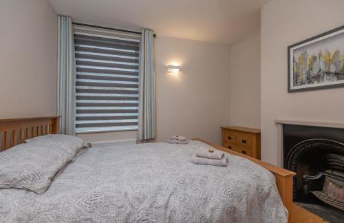 Sleeps 6 4 bedrooms 2 minute walk to the Square Hosted Happy Valley Cast - Photo 34