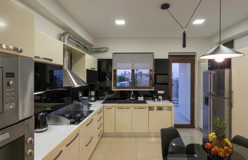 Villa Wisdom - Elegant & Homely with Pool, Galatas - Photo 26