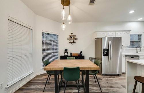 Modern and Luxury DFW Mansion with Backyard Oasis - Foto 29