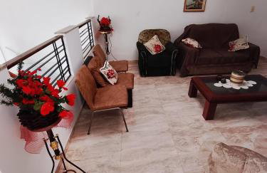 Two-story home with solar-heated pool and 4 bedrooms - Foto 10