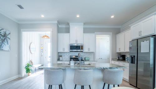 ~Spacious home near beach w/ game room and community pool~ - Foto 1