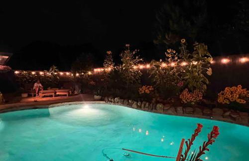 Luxe 4BR with Heated Pool and Hot Tub - Walk to Lake - Foto 34
