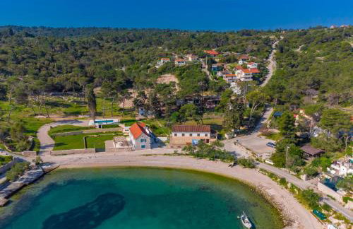 Uniquely designed Villa Ivana with outdoor Jacuzzi nearby the pebble Banje beach at the Island of Solta - Photo 15