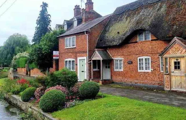 Village Period Cottage Next to a Idyllic Stream - Foto 23