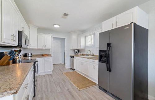 Cozy and charming getaway with deck, close to beach - Foto 9