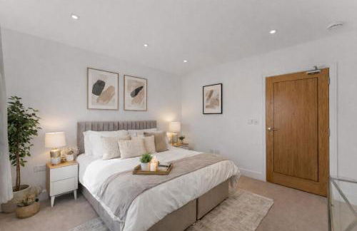 Exquisite 4BR Designer Home with Smart Features, Free Parking & SkyStream - Sleeps Up To 10 in Gerrards Cross SL9 - Photo 8