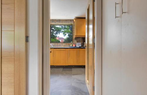 Spacious Heald Green Home with Free Parking - Pass the Keys - Photo 24