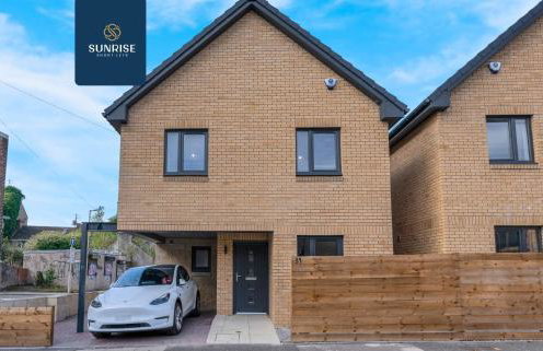 L2 - INVOICE and REDUCED PRICE only via SUNRISE SHORT LETS DUNDEE, Stunning 4 Bed House with 6 Beds and 3 bathrooms, TVs in each room, Free Parking, Fully Equipped, Local Amenities, Easy Ring Road Access, Special Rates and ONLY 9 Mins to STANNERGATE Ports - Foto 46