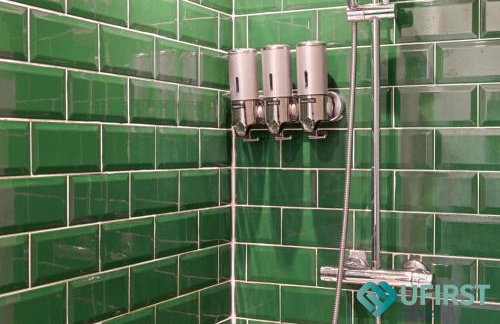 Delightful 3BR Home - Hot Tub - Near Castle, QMC - City Centre & Trent Bridge - Free WiFi & Parking - Sleeps 6 - Foto 31