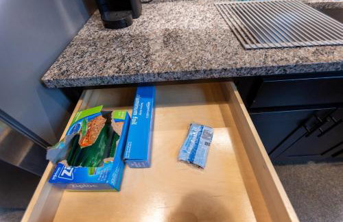 Steps 2 Everything! - KING Bed - Amazing Roof and Gym - Foto 38