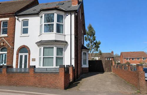 6BR Home with Parking Near Wolverhampton - Foto 1
