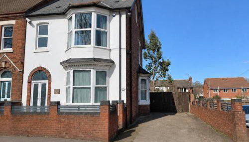 6BR Home with Parking Near Wolverhampton - Photo 1