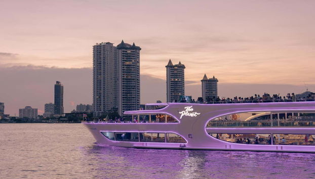 Navegando à noite por Bangkok