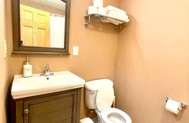 Vintage, Mid-Century Suite above Antique Store - Foto 23