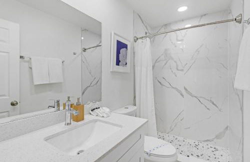 Waterfront 2BR Escape - Pool, Gym & Balcony with Intracoastal Views - Foto 37