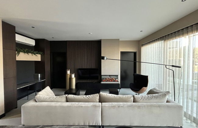 Chic Family Villa With Play Area - Photo 15