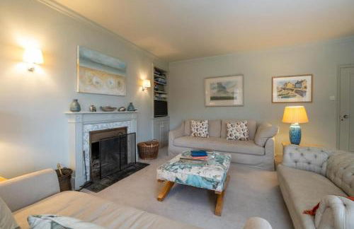 3 The Coastguards, Thorpeness - Only a stones throw from the Beach and very close to famous boating Meare, Country Club and Golf Club - Aldeburgh Coastal Cottages - Foto 14