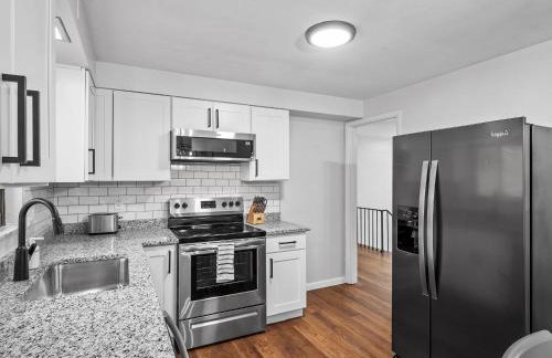 Stylish and Accessible Six Bedroom Home in Wexford/Pittsburg With Kids Amenities - Foto 15