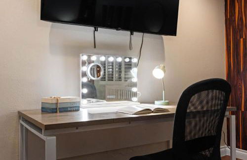 Entire Private Home with 4 Bedrooms 2 Bathrooms, 6 Beds, Hot Tub, King Bed, 6 Parking, Big Yard, Available Now - Foto 44