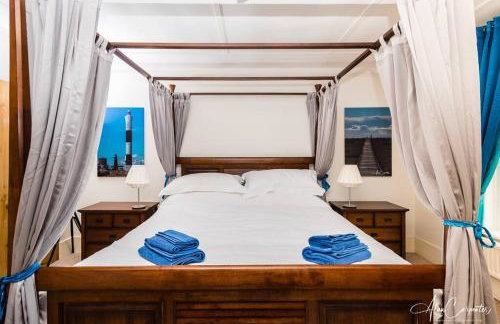 Beachside period family home. 5 BR spacious, comfortable. - Photo 22